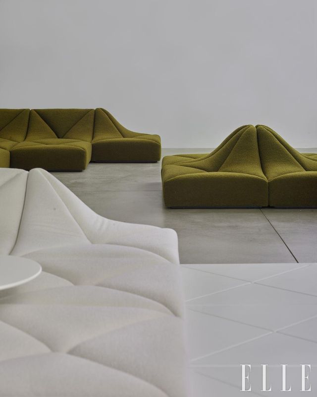 ‘Dunes and the tatamis'피스로 모래 언덕의 풍경을 연출한 전시 공간. 