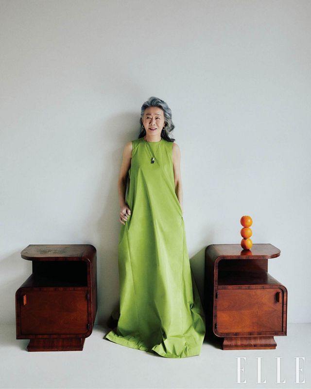 플래티넘과 18K 골드에 라운드 브릴리언트 컷 다이아몬드를 세팅한 ‘쟌 슐럼버제 바이 티파니 컬렉션, 트웬티 스톤 후프’ 이어링, 플래티넘과 18K 옐로골드, 탄자나이트, 다이아몬드, 핑크 사파이어를 세팅한 ‘쟌 슐럼버제 바이 티파니, 버드 온 어 락 펜던트’ 네크리스, ‘쟌 슐럼버제 바이 티파니, 리본’ 링은 모두 Tiffany & Co. 롱 드레스는 Jaden Cho. 