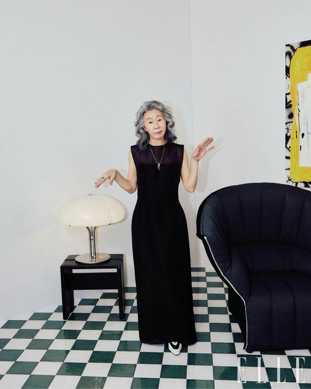 플래티넘과 18K 옐로골드에 탄자나이트, 다이아몬드, 핑크 사파이어를 세팅한 ‘쟌 슐럼버제 바이 티파니, 버드 온 어 락 펜던트’ 네크리스와 오른손 검지에 착용한 18K 옐로골드 ‘쟌 슐럼버제 바이 티파니, 리본 링', 왼손 소지에 착용한 18K 로즈골드 ‘티파니 메트로’ 링은 모두 Tiffany & Co. 블랙 드레스는 Gabriela Hearst. 슈즈는 EENK. 