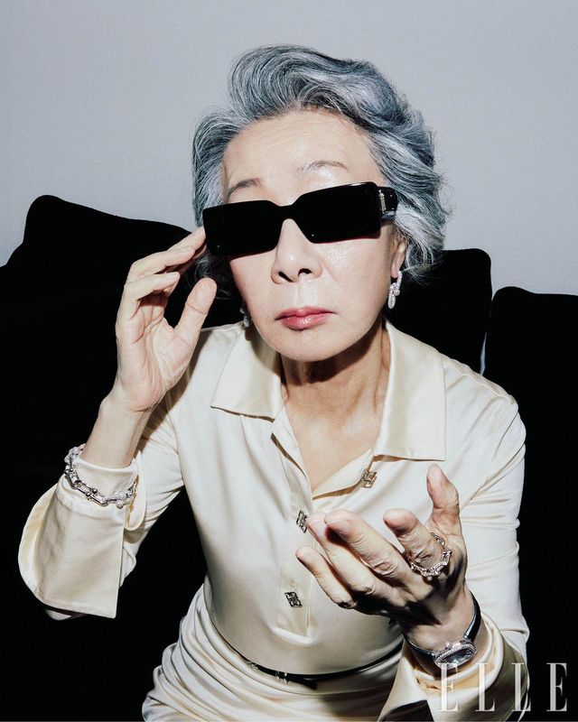 다이아몬드를 풀 파베 세팅한 ‘티파니 하드웨어 라지 링크’ 이어링과 베젤에 라운드 브릴리언트 컷 다이아몬드를 세팅한 ‘티파니 이터니티 28mm 쿠션 쉐입’ 워치, 18K 화이트골드에 다이아몬드를 파베 세팅한 ‘티파니 하드웨어 라지 링크’ 브레이슬릿, 검지에 착용한 다이아몬드 세팅 18K 화이트골드 ‘티파니 하드웨어 스몰 링크’ 링, 소지에 착용한 18K 로즈골드 ‘티파니 메트로’ 링은 모두 Tiffany & Co. 셔츠 드레스와 벨트는 모두 Givenchy. 