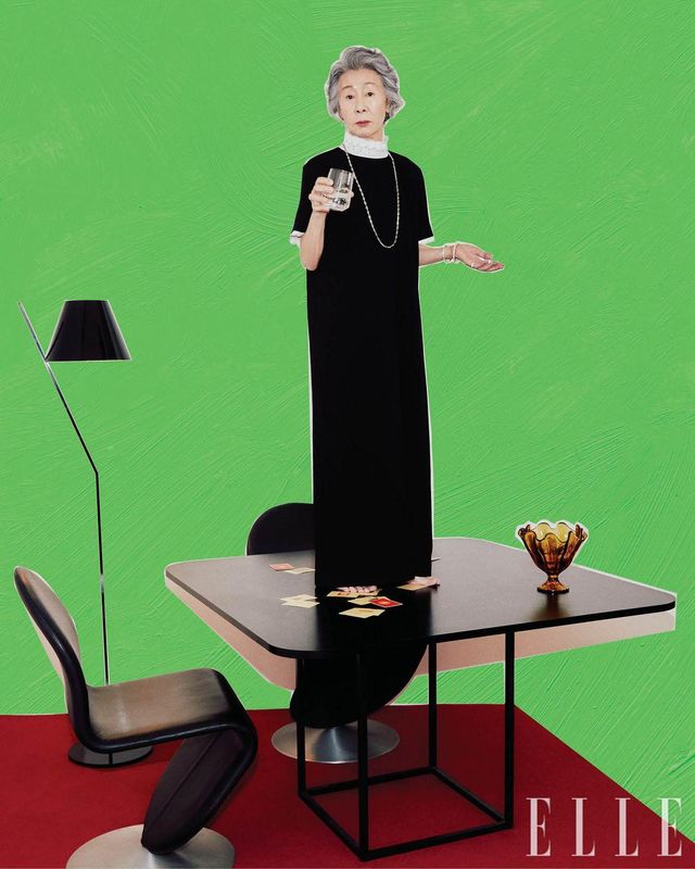 플래티넘에 라운드 브릴리언트 컷 다이아몬드와 마르퀴즈 다이아몬드를 세팅한 ‘티파니 빅토리아’ 네크리스, 브릴리언트 컷 다이아몬드 세팅 18K 옐로· 화이트골드 ‘티파니 락’ 뱅글과 풀 파베 라운드 브릴리언트 컷 다이아몬드를 세팅한 18K 로즈골드 ‘티파니 락’ 뱅글, 검지에 착용한 라운드 브릴리언트 컷 다이아몬드 풀 파베 세팅 ‘티파니 락’ 링, 라운드 브릴리언트 컷 다이아몬드 세팅 ‘티파니 락’ 링, 소지에 착용한 라운드 브릴리언트 컷 다이아몬드 세팅 ‘티파니 메트로’ 링은 모두 Tiffany & Co. 레이스 디테일의 드레스는 EENK. 