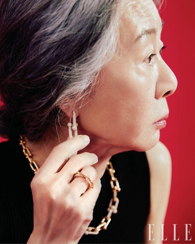 라운드 브릴리언트 컷 다이아몬드를 풀 파베 세팅한 18K 로즈골드 ‘티파니 하드웨어 라지 링크’ 이어링과 다이아몬드를 파베 세팅한 ‘티파니 하드웨어 스몰 링크’ 링, 라운드 브릴리언트 컷 다이아몬드를 세팅한 ‘티파니 하드웨어 그레듀에이티드 링크’ 네크리스는 모두 Tiffany & Co. 슬리브리스 드레스는 Jil Sander. 