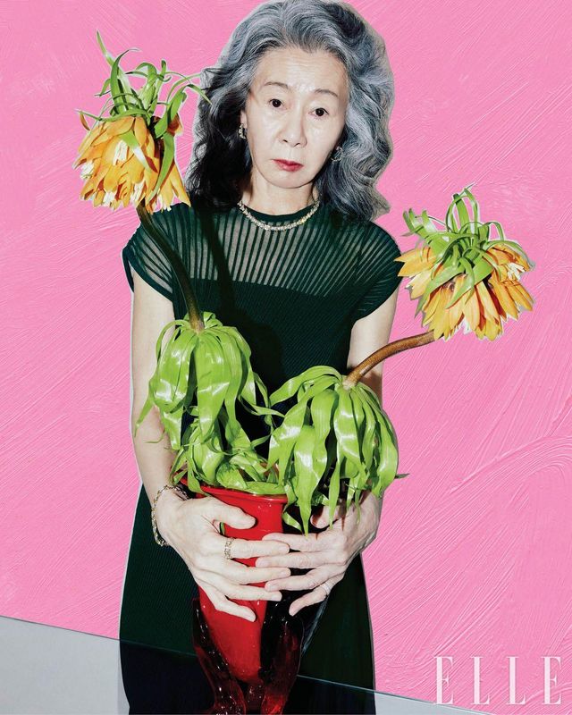 플래티넘과 18K 옐로골드에 라운드 브릴리언트 컷 다이아몬드를 세팅한 ‘쟌 슐럼버제 바이 티파니 컬렉션, 트웬티 스톤 후프’ 이어링과 플래티넘과 18K 옐로골드에 라운드 브릴리언트 컷 다이아몬드를 세팅한 ‘쟌 슐럼버제 바이 티파니 컬렉션, 나인티 투 스톤’ 네크리스, ‘쟌 슐럼버제 바이 티파니 컬렉션, 서티식스 스톤’ 브레이슬릿, 검지에 착용한 ‘쟌 슐럼버제 바이 티파니, 식스틴 스톤’ 링, 소지에 착용한 라운드 브릴리언트 컷 다이아몬드 세팅 티파니 메트로 링은 모두 Tiffany & Co. 골지 시스루 드레스는 Alaïa.