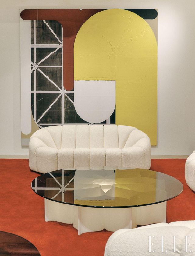 지하 1층 전시장에는 'Alpha' 소파와 'Rosace' 커피 테이블로 누군가의 응접실처럼 연출했다. 벽에는 이희준 작가의 작품이 걸려 있다. 