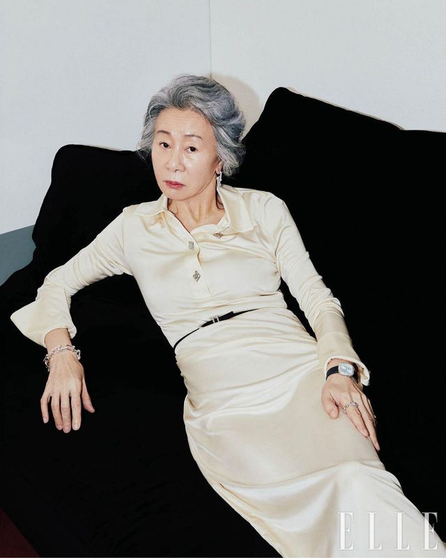 18K 화이트골드에 다이아몬드를 풀 파베 세팅한 ‘티파니 하드웨어 라지 링크’ 이어링과 18K 화이트골드, 라운드 브릴리언트 컷 다이아몬드를 세팅한 ‘티파니 이터니티 28mm 쿠션 쉐입’ 워치, 18K 화이트골드에 다이아몬드를 파베 세팅한 ‘티파니 하드웨어 라지 링크’ 브레이슬릿, 검지에 착용한 다이아몬드 세팅 18K 화이트골드 ‘티파니 하드웨어 스몰 링크’ 링, 소지에 착용한 라운드 브릴리언트 다이아몬드 세팅 18K 로즈골드 ‘티파니 메트로’ 링은 모두 Tiffany & Co. 아이보리 롱 셔츠 드레스와 벨트는 모두 Givenchy. 