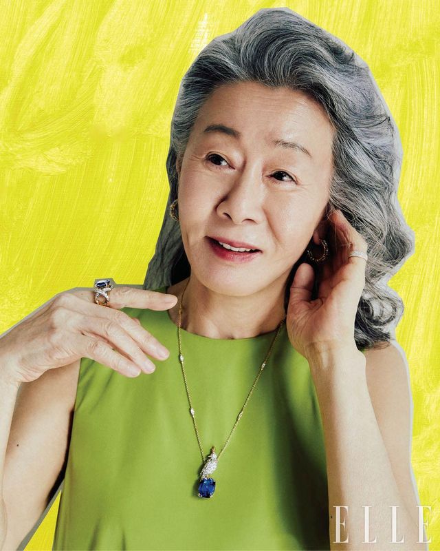 플래티넘과 18K 옐로골드에 블루 탄자나이트 · 다이아몬드 · 핑크 사파이어를 세팅한 ‘쟌 술럼버제 바이 티파니, 버드 온 어 락 펜던트’ 네크리스, 플래티넘과 18K 옐로골드에 라운드 브릴리언트 컷 다이아몬드를 세팅한 ‘쟌 슐럼버제 바이 티파니 컬렉션, 트웬티 스톤 후프’ 이어링, 오른손 검지에 착용한 플래티넘과 18K 옐로골드에 탄자나이트 · 다이아몬드를 세팅한 ‘쟌 슐럼버제 바이 티파니, 리본’ 링, 왼손 소지에 착용한 라운드 브릴리언트 컷 다이아몬드 세팅 ‘티파니 메트로’ 링은 모두 Tiffany & Co. 그린 드레스는 Jaden Cho. 