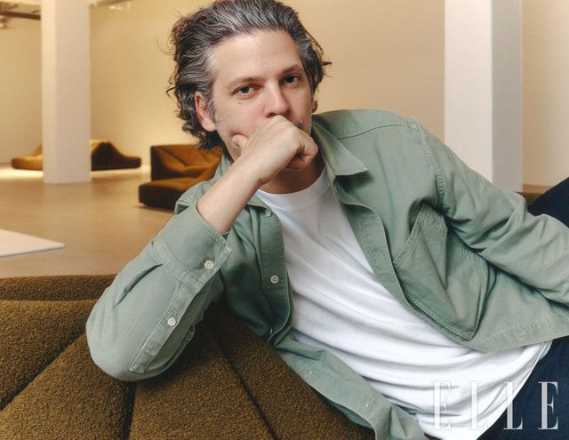 ‘Dunes and the tatamis'에 누워 포즈를 취하는 벤자민 폴랑.