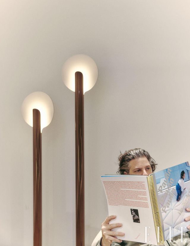 'Élysée' 조명 옆으로 벤자민 폴랑이 책을 보고 있다. 