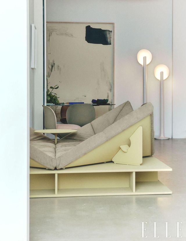 타타미의 기하학과 카펫의 유연성을 결합한 'Tapis-Siège'.