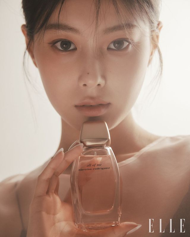 ‘올 오브 미 오 드 퍼퓸’이 특별한 건, 베이스 노트에 깔린 머스크마저 어떤 것에도 가려지지 않고 향이 그대로 드러난다는 점이다. 덕분에 아이코닉한 장미에 매그놀리아 에센스의 터치와 파우더리한 블랙 아이리스가 더해진 향기는 자유롭고 개성이 확고하며 독보적이다. 이 다채로운 색깔은 방향에 따라 변모하는 프리즘 보틀로도 만끽할 수 있다. 올 오브 미 오 드 퍼퓸, 30ml 10 만 2천원, 50ml 15만1천원, 100ml 19만1천원, Narciso Rodriguez. 시스루 슬리브리스는 Gayeon Lee.