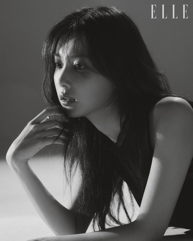 슬리브리스는 Blumarine.