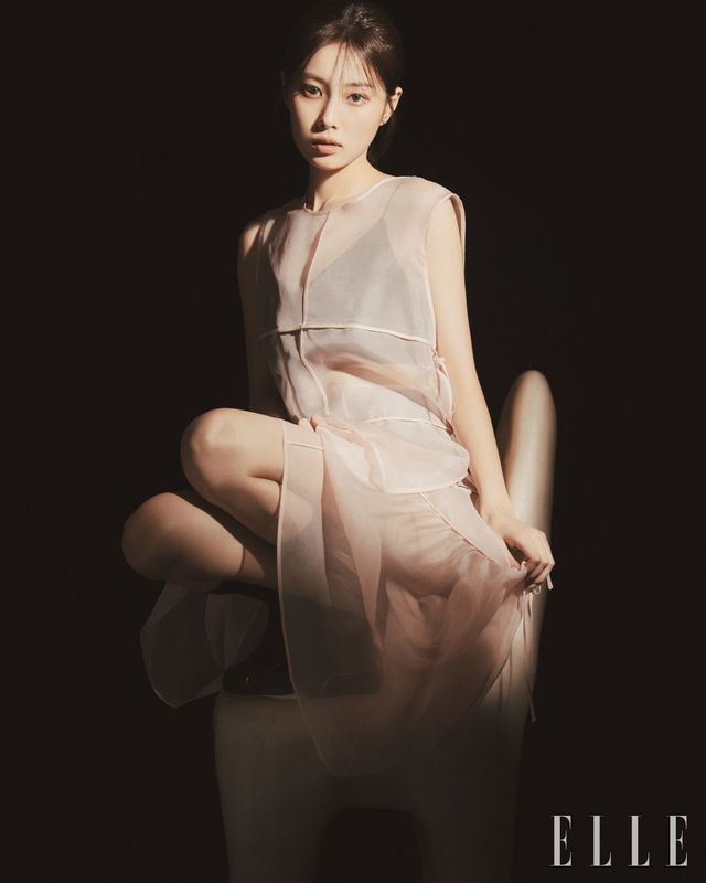 시스루 슬리브리스와 스커트는 모두 Gayeon Lee. 슈즈는 Rockfish Weatherwear.