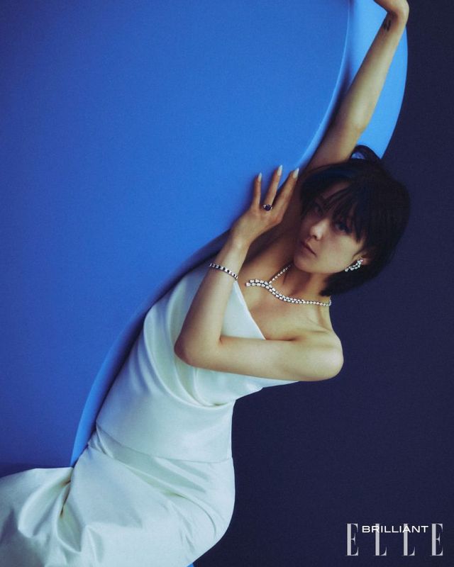 톱, 스커트는 모두 가격 미정 SPORTMAX.