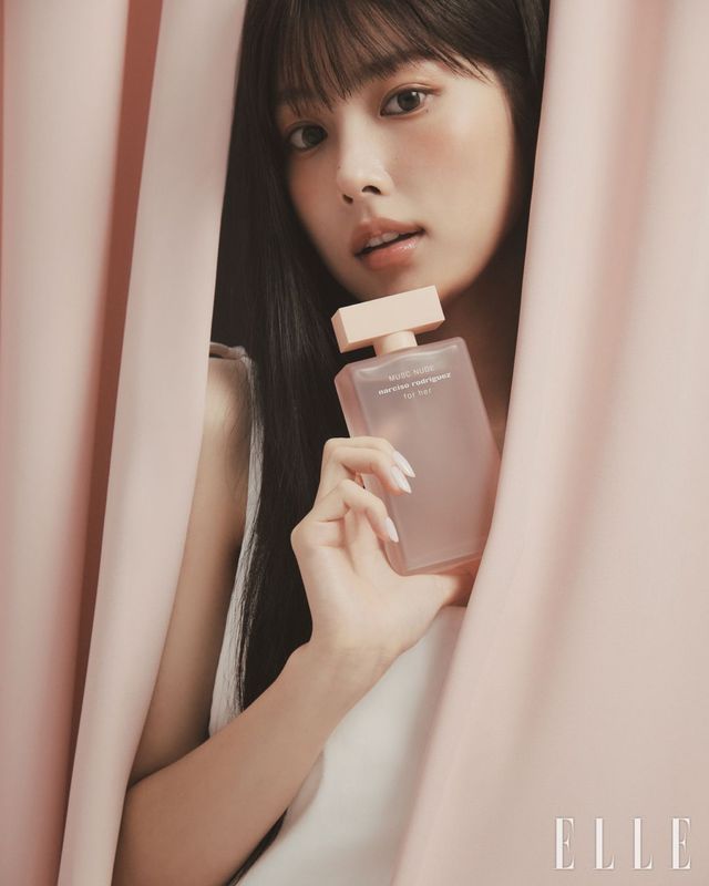 살결처럼 친밀하면서도 더없이 센슈얼한 향. 나르시소 로드리게즈 ‘머스크 누드 포 허 오 드 퍼퓸’은 따뜻한 살결 위로 흐르는 부드러운 관능미를 연상시킨다. 개인의 고유한 체향이 가진 매력에 대한 찬사를 담은 향기가 피부에 자연스럽게 녹아들어 세컨드 스킨 효과를 선사한다. 몽환적인 화이트 재스민으로 시작해 부드러운 다마스크 로즈와 아이코닉한 머스크가 조화를 이룬다. 머스크 누드 포 허 오 드 퍼퓸, 30ml 9만9천원, 50ml 14만7천원, 100ml 19만5천원, Narciso Rodriguez. 드레스는 Rubati.