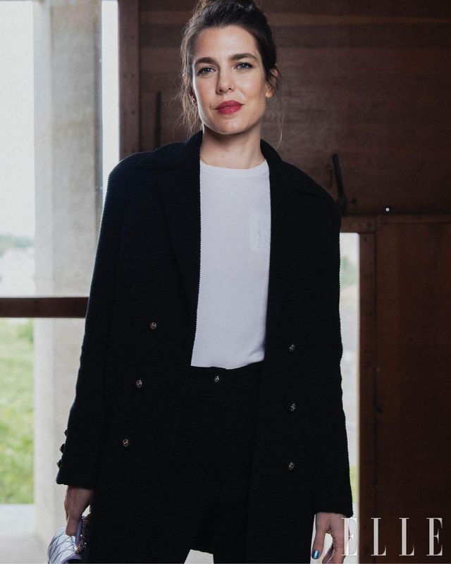 시크한 블랙 & 화이트 룩의 샤를로트 카시라기. 