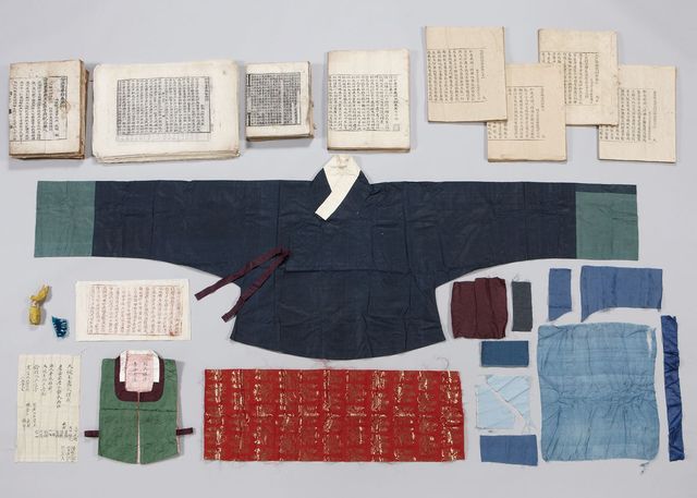 송광사 목조관음보살좌상에서 발견된 17세기의 복장물들. 저고리 안쪽의 발원문에 적힌 여성의 이름은 ‘노예성’. 왕족을 살핀 나인으로 추정된다. 