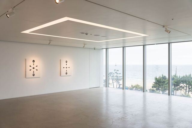 안상수 개인전 <홀려라> 전시 전경, OKNP 제공