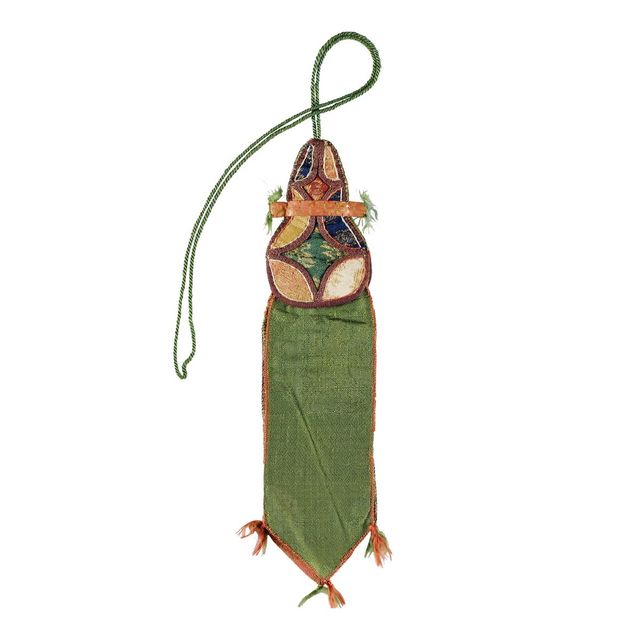  충남 청양군 장곡사 금동약사여래좌상에서 발견된 고려시대의 비단 번. 국보로 지정됐다. 