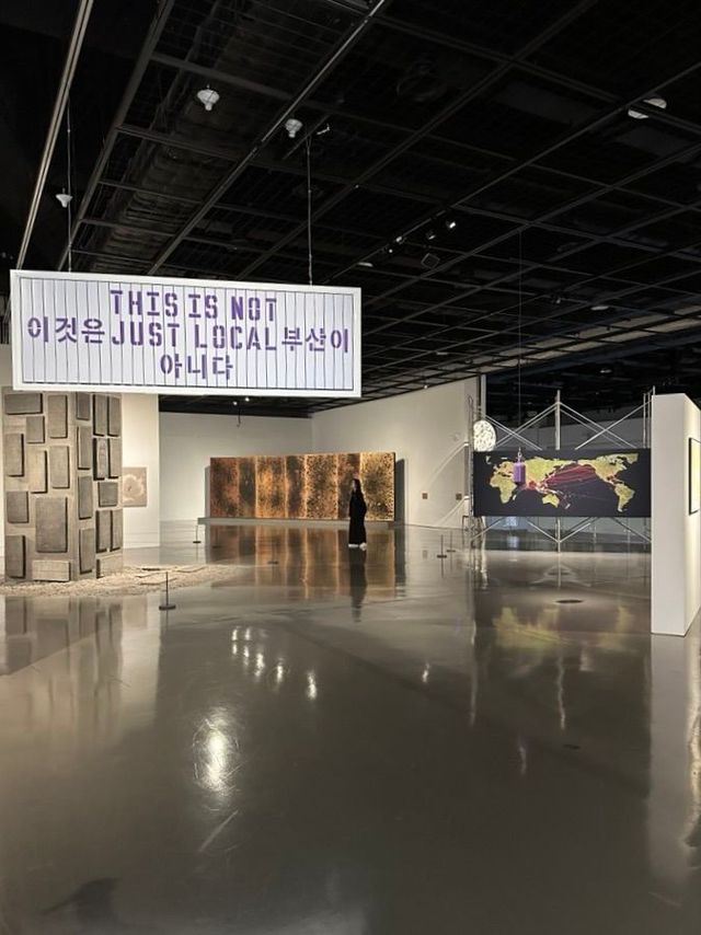 부산현대미술관 〈이것은 부산이 아니다: 전술적 실천〉 전시전경 (사진: 황다나)