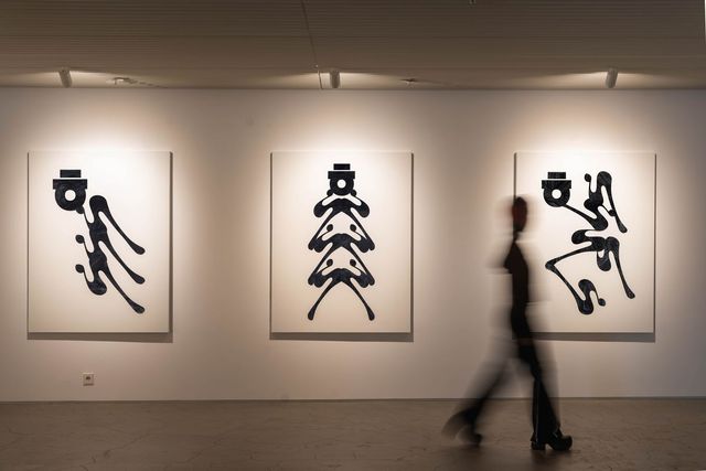 안상수 개인전 〈홀려라〉 전시 전경, OKNP 제공