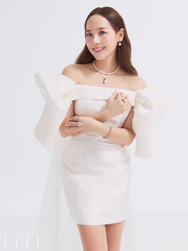 드레스는 TOUCH BY HARRY.