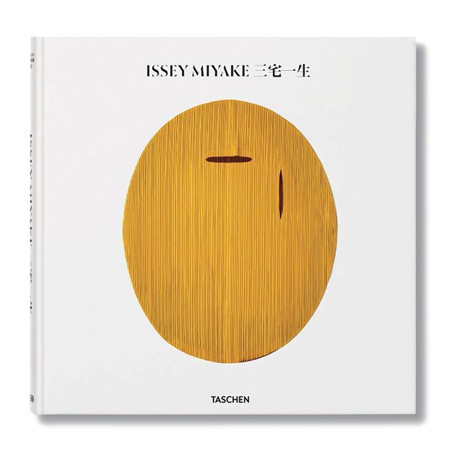 몸을 자유롭게 해방시키면서도 전위적인 컬렉션을 남긴 이세이 미야케의 책. 