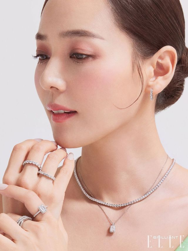 드레스는 스타일리스트 소장품.