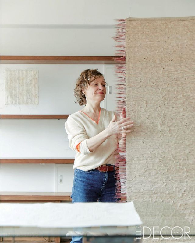 자신의 직조 작품과 함께 선 네덜란드 아티스트 마리안느 켐프.