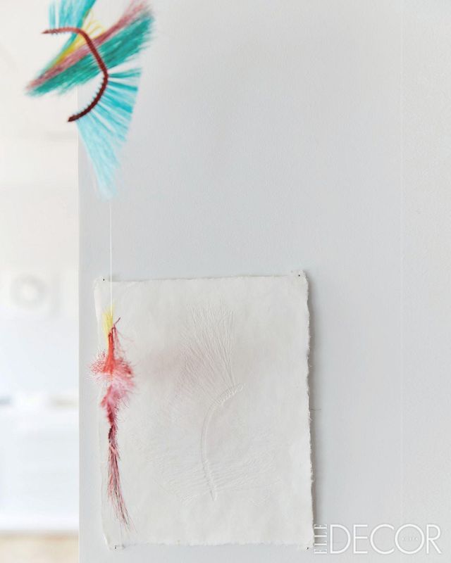 염색한 말총을 엮어 만든 마리안느 켐프의 작품. 한 마리의 새처럼 보이기도 한다.