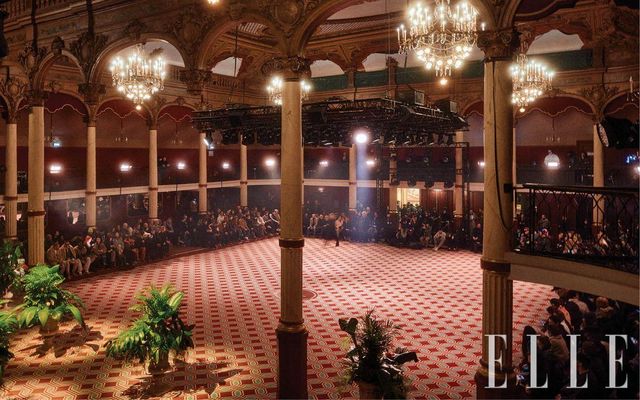 10년 만에 선보인 데뷔쇼 무대. 