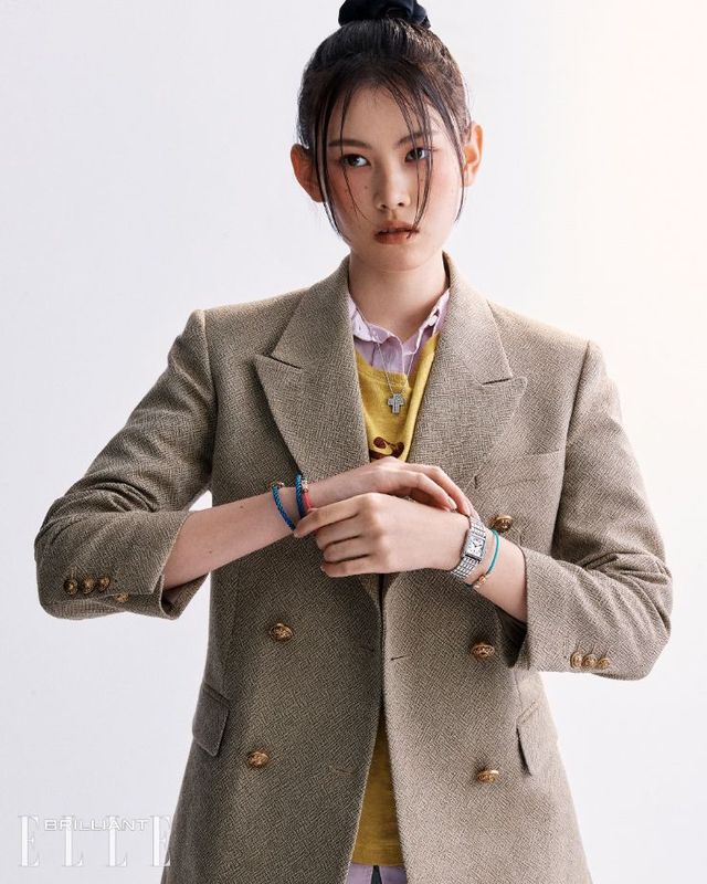 더블브레스트 블레이저는 1백61만원, 옐로 리넨 티셔츠는 30만8천원 모두 GOLDEN GOOSE. 핑크 컬러 코튼 셔츠는 11만9천원 ARKET. 스커트는 36만5천원 GANNI BY BEAKER.