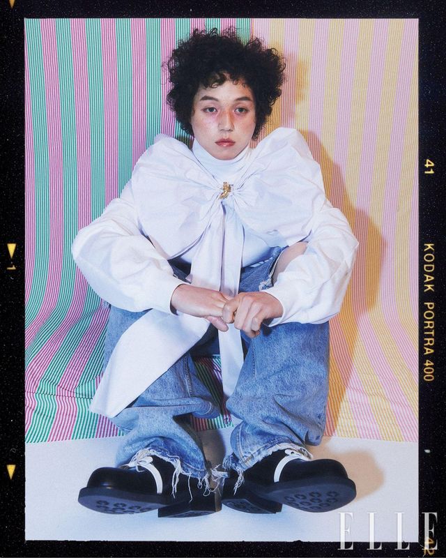 터틀넥 톱은 Moohong. 팬츠는 s/e/o. 슈즈는 Kimhe-kim. 리본과 브로치는 모두 스타일리스트 소장품.