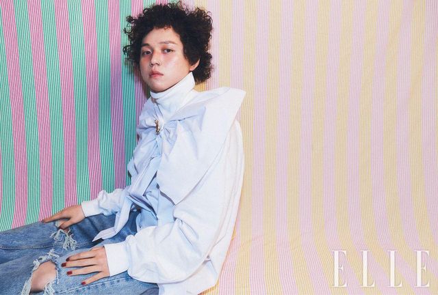 터틀넥 톱은 Moohong. 팬츠는 s/e/o. 리본과 브로치는 스타일리스트 소장품.