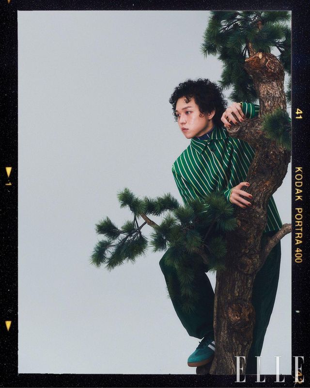 재킷과 톱은 모두 Marni. 팬츠는 Ferragamo. 스니커즈는 Adidas Originals.