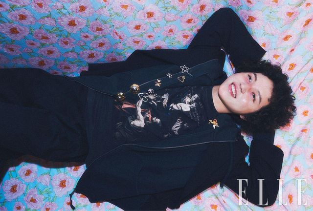 재킷은 Acne Studios. 후디드 티셔츠와 팬츠는 Maison Margiela. 티셔츠는 Off-White™. 브로치와 헤어핀은 모두 스타일리스트 소장품.