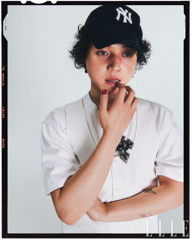 슬리브리스 화이트 톱은 We11done. 이너 웨어 티셔츠와 볼 캡, 네크리스는 모두 스타일리스트 소장품.