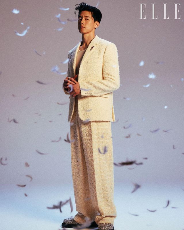 트위드 재킷과 팬츠, 주얼 브로치, 실버 링과 골드 & 실버 링, 트위드 로퍼는 모두 Dior Men. 슬리브리스 톱은 스타일리스트 소장품.