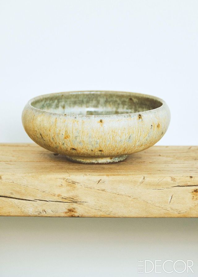 자연스러운 반점이 매력적인 그릇은 고바야시 데쓰야의 볼. 