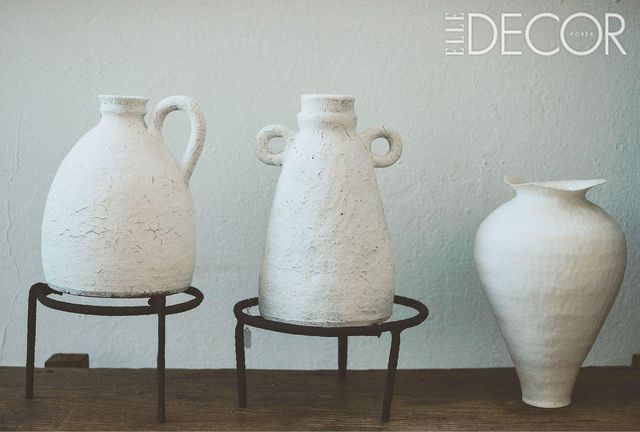 삼발이에 올려 둔 작품은 홍선희의 오브제, 그 옆에 놓인 화병은 이진선의 작품. 