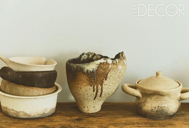 오랜 사용으로 그을린 냄비는 주바 아스카의 작품, 가운데 놓인 비정형의 기물은 배주현의 작품. 