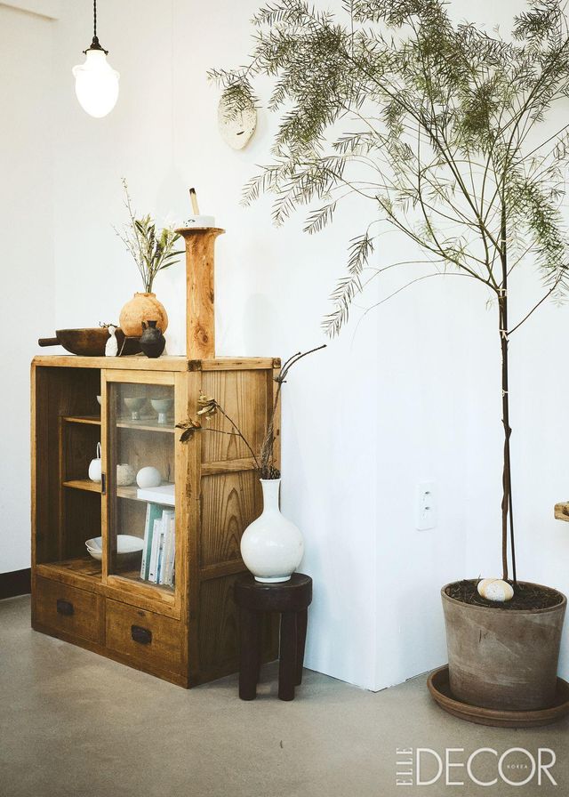 사노루리 토기 화병부터 마도카 린달의 팔로산토 홀더, 임정주 작가의 소반, 흰색 주병 등으로 완성한 모시의 구석.