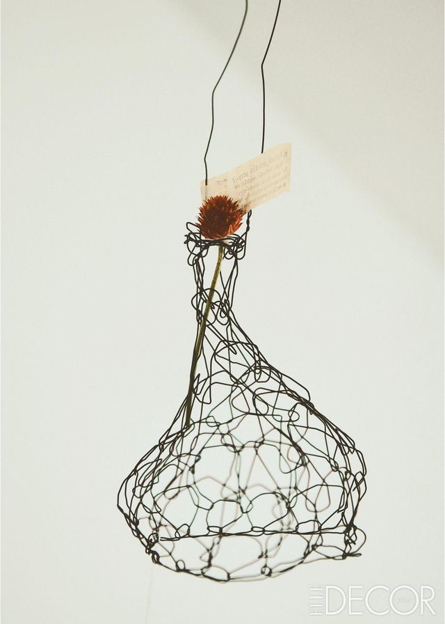 가느다란 철사를 즉석에서 꼬아 만든 티푸라 스튜디오(Tipura Studio)의 오브제. 
