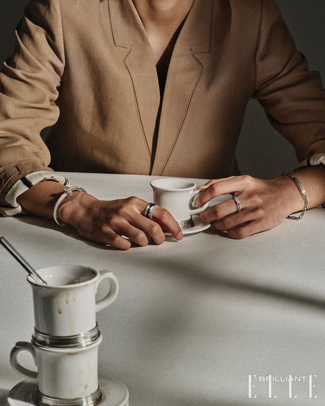 ‘가브리엘라’ 에스프레소 스푼은 3만5천원, ‘꽁비비오’ 에스프레소 컵과 소서 세트는 13만5천원 모두 COSI TABELLINI.