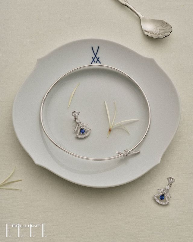 웨이브 퓨어 코발트 블루 플레이트는 97만원 MEISSEN. 스푼은 세트 스타일리스트 소장품.