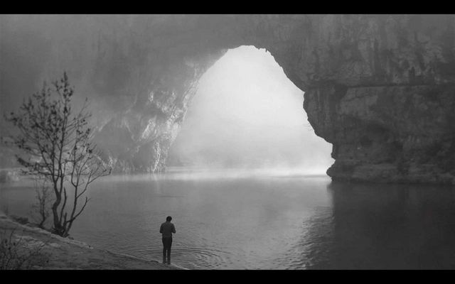 라파엘 달라포르타(Raphaël Dallaporta), 〈트러블 Trouble〉, 단채널 영상, 흑백, 무음, 3분 30초, Single-channel video, black and white, silent, 3min 30sec 2016 ⓒ Raphaël Dallaporta (제공: 성곡미술관)