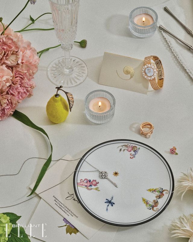 ‘생-루이 토미 컬렉션’ 샴페인잔은 가격 미정 HERMÈS. 무라노 글라스 레몬 플레이스 홀더는 49만원 BUCCELLATI. ‘아르카디아 컬렉션’의 플랫 브레드 플레이트는 11만8천원 GINORI1735. 커트러리, 촛대, 냅킨은 모두 세트 스타일리스트 소장품. 