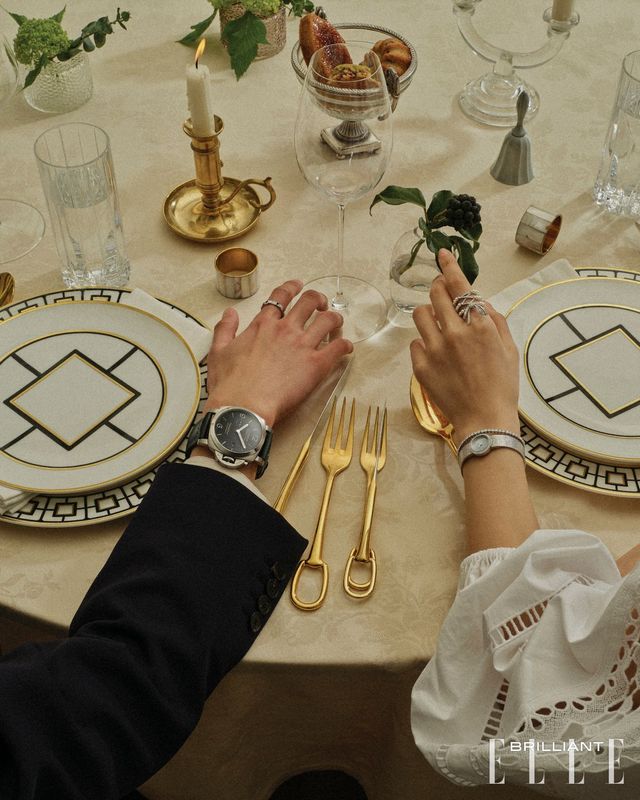 바웨어 하이볼 글라스는 6만9천원 RIEDEL. ‘매트로시크’ 평접시 는 18만1천원, ‘매트로시크’ 디저트 겸 브렉퍼스트 접시는 16만8천원 모두 VILLEROY & BOCH. 수퍼리제로 소비뇽 블랑은 7만7천원 RIEDEL. ‘아뜰라주’ 컬렉션의 디너 나이프, 디너 포크, 디저트 포크, 디저트 나이프, 디너 스푼은 모두 가격 미정 HERMÈS. ‘매트로시크’ 평접시는 18만1천원, ‘매트로시크’ 디저트 겸 브렉퍼스트 접시 는 16만8천원 모두 VILLEROY & BOCH. 바웨어 하이볼 글라스는 6만9천원 RIEDEL. 화병과 촛대, 디저트볼, 종, 냅킨, 냅킨 링은 모두 세트 스타일리스트 소장품. 