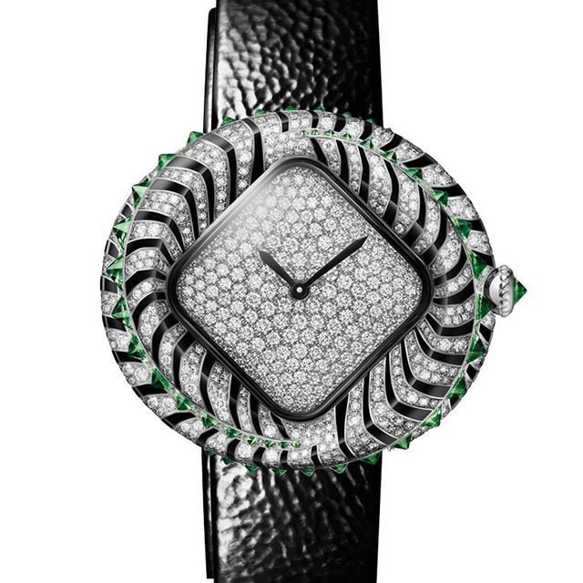 차보라이트 가닛과 브릴리언트 컷 다이아몬드를 세팅한 케이스가 특징인 로듐 도금 화이트골드 애니멀 주얼리 워치.