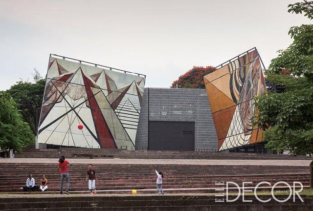 화가 다비드 알파로 시케이로스(David Alfaro Siqueiros)의 이전 집과 스튜디오를 공개 갤러리로 변형하고 삼각형 콘크리트 격자로 전체를 감싼 프로젝트 ‘라 탈레라(La Tallera)’.