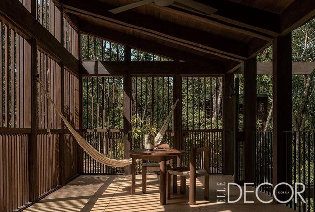 주택 유닛을 2개의 별도 볼륨으로 나눈 건물 ‘마르 티레노 86(Mar Tirreno 86)’은 20세기 초 멕시코에서 흔히 볼 수 있었던 노동자 주택 유형인 ‘베신다드(Vecindad)’에서 영감받았다.